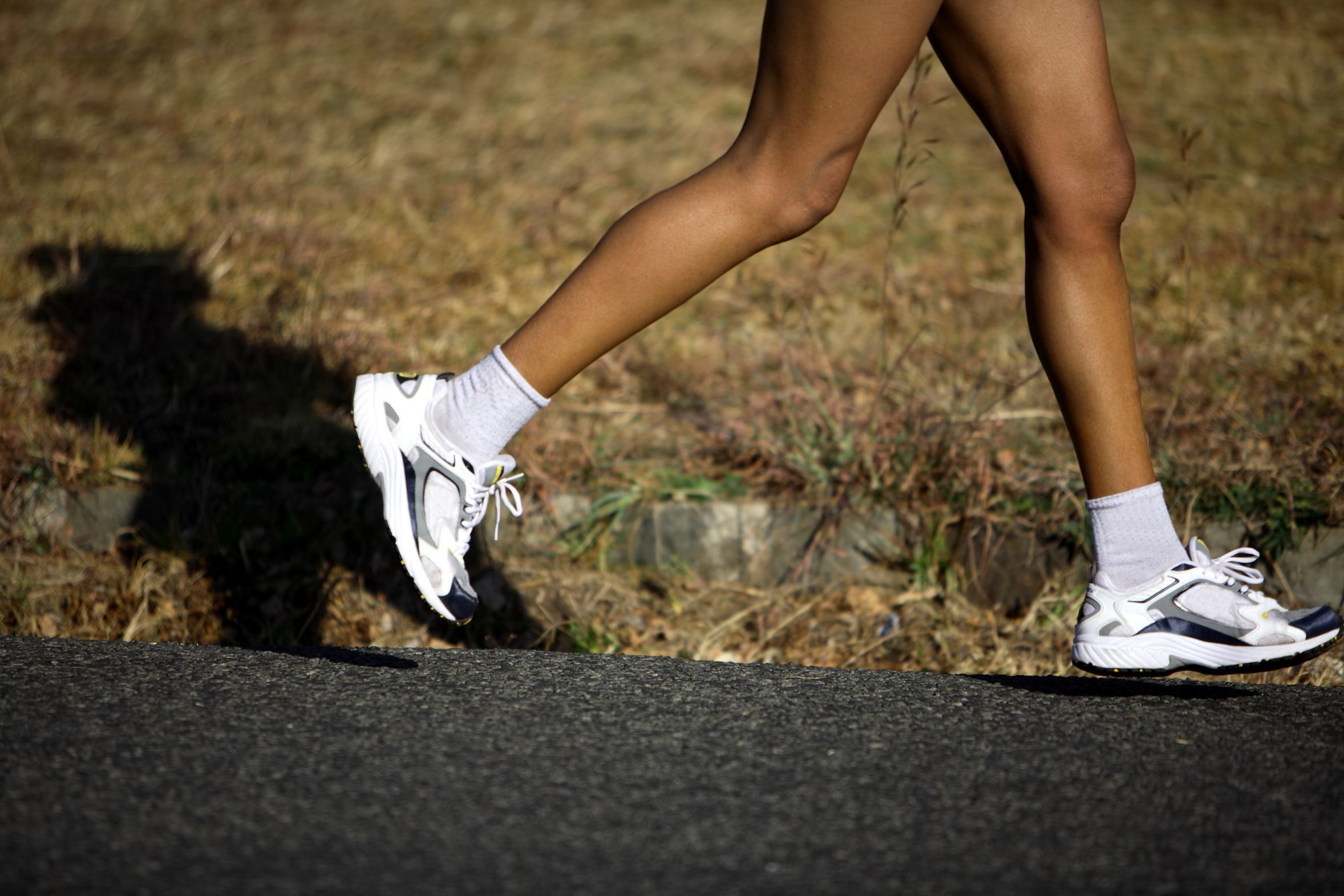 SEEU Haut de course à pied à manches longues pour femme avec fermeture éclair intégrale et poches à séchage rapide Trous pour garder le corps au chaud 