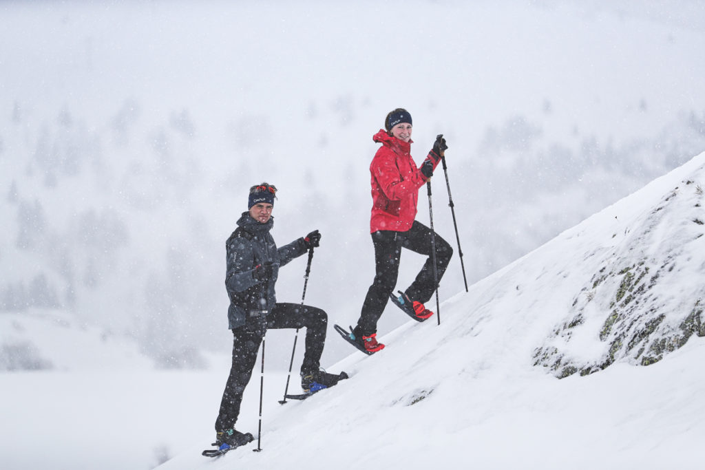 La tenue de la rando raquettes doit pouvoir résister aux chutes de neige ou de pluie. 