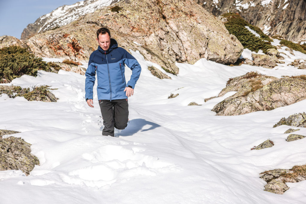 Choisir un pantalon pour randonner l'hiver : Pantalon d’alpinisme Piton en softshell avec ouvertures latérales